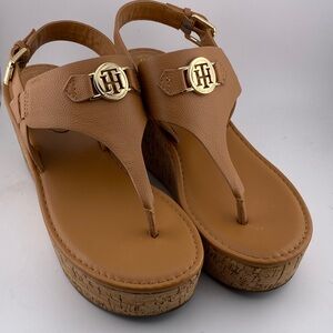 Tommy Hilfiger Cognac Tan Platform Thong Sandals with Gold Logo Medallions Sz 8